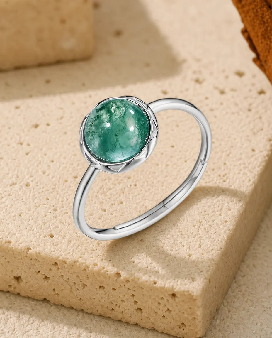 Anillo de ágata musgosa – cabujón redondo con engaste de pétalos, aro abierto ajustable, plata de ley 925