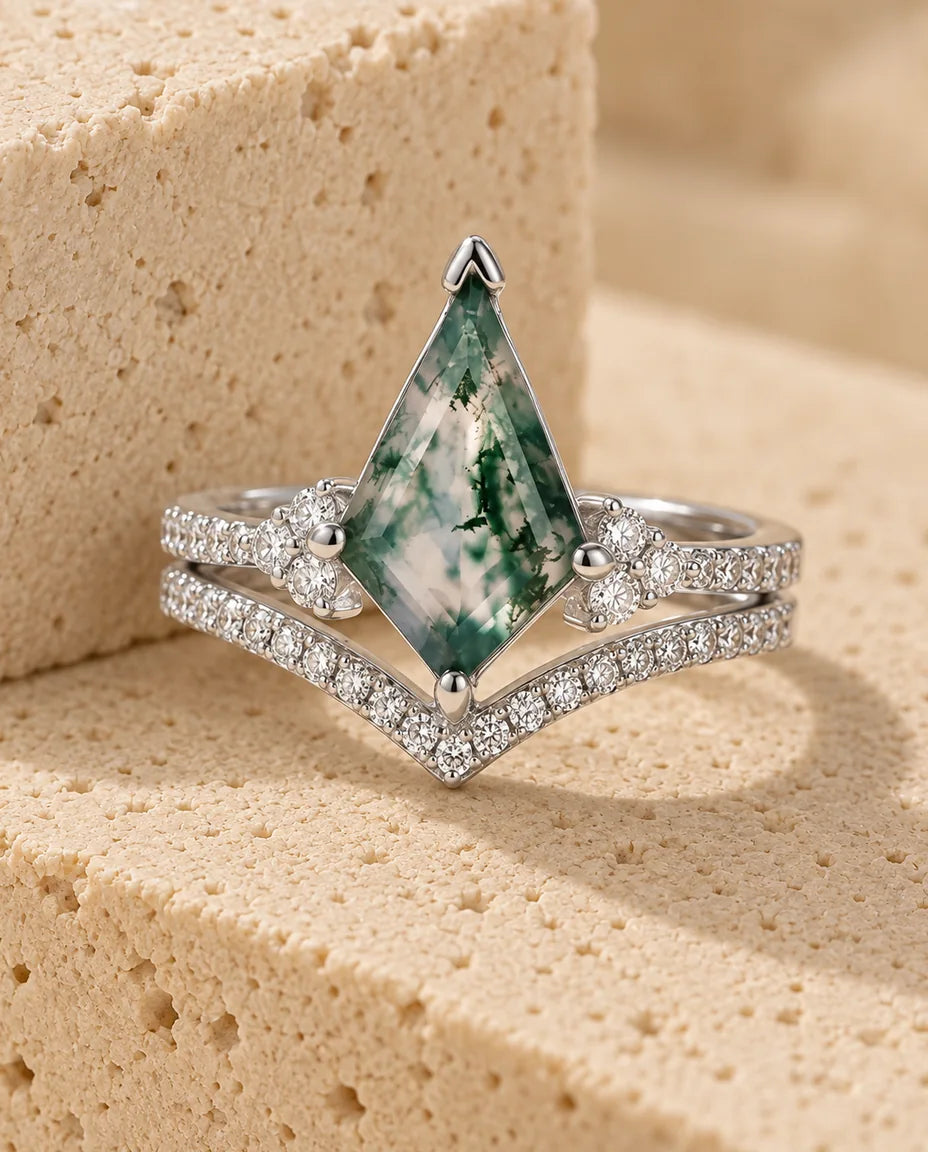 Anillo de ágata musgosa talla cometa de 7x11 mm con aro chevron en V - el conjunto completo