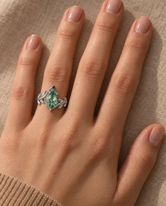 Anillo de ágata musgosa en talla cometa - llevado en la mano