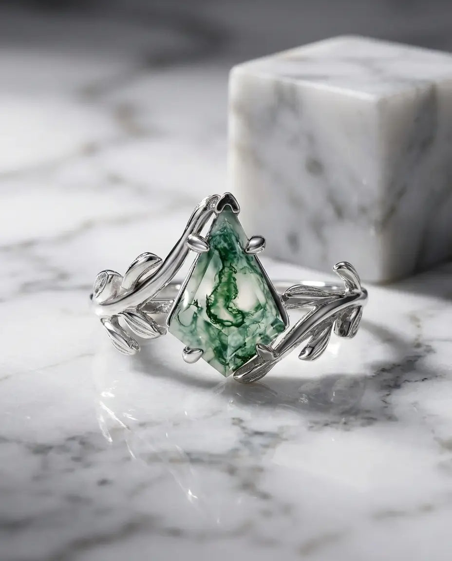 Anillo de ágata musgosa en talla cometa – montura con forma de hoja, plata de ley 925