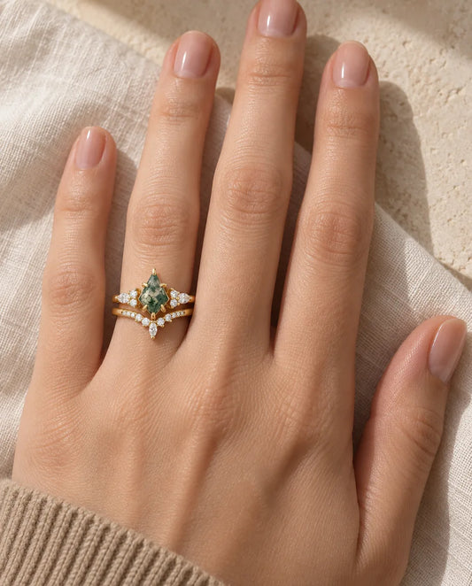 Anillo de ágata musgosa - llevado en la mano