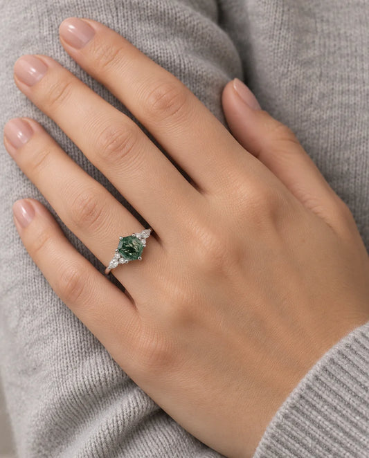 Anillo de ágata musgosa hexagonal - llevado en la mano