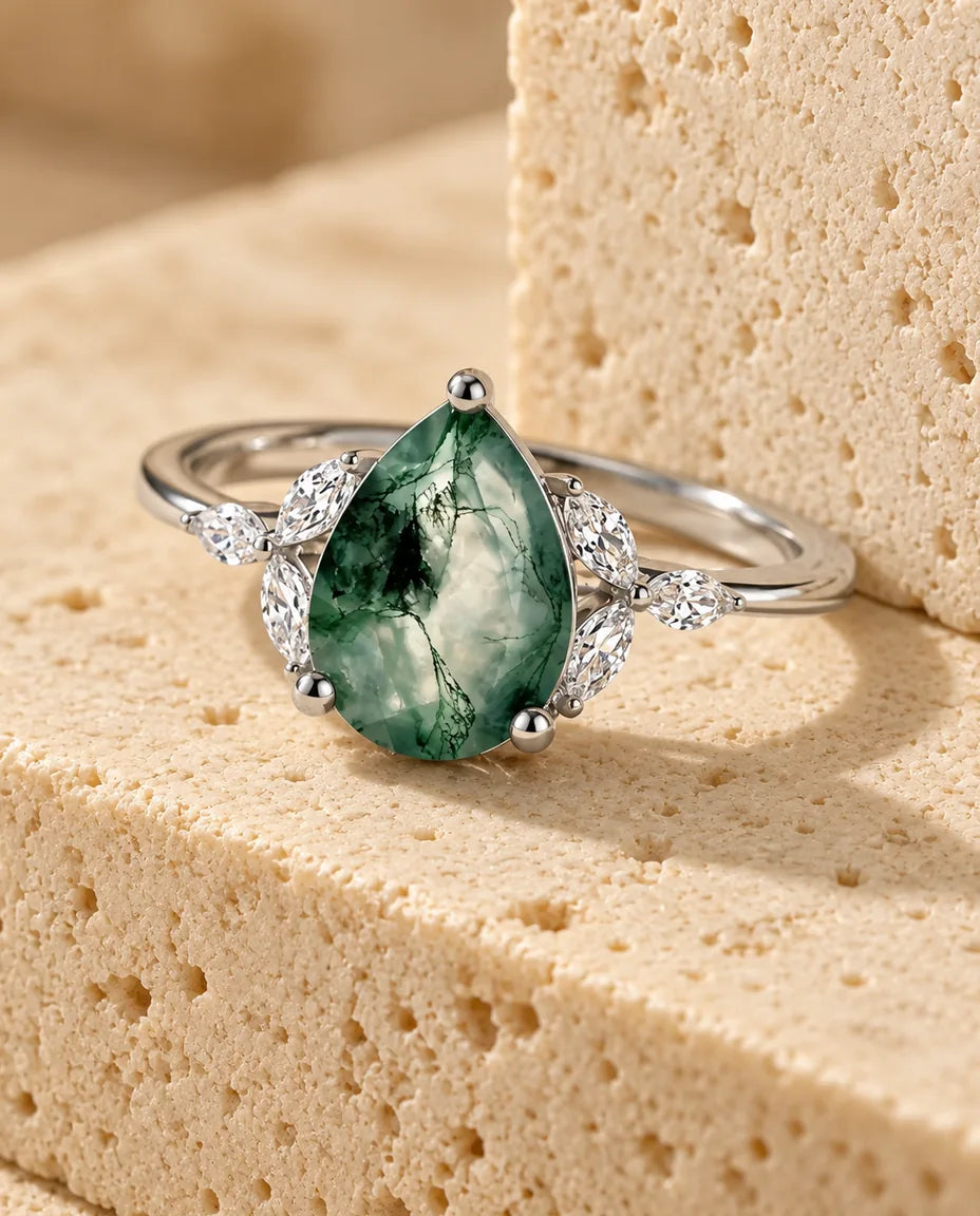 Anillo de ágata musgosa - expuesto sobre un bloque de travertino