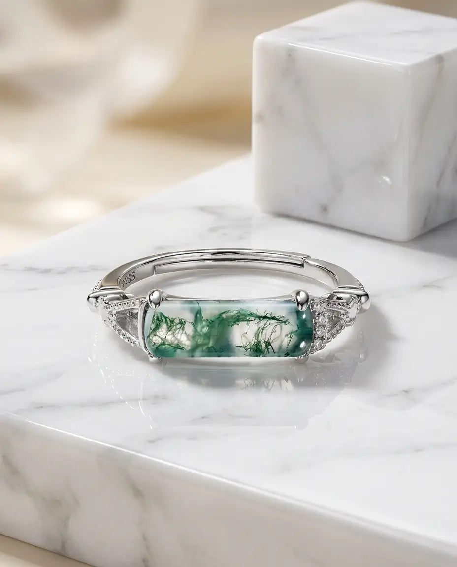 Anillo de ágata musgosa rectangular engastada en horizontal – filigrana vintage con circonitas y aro abierto ajustable