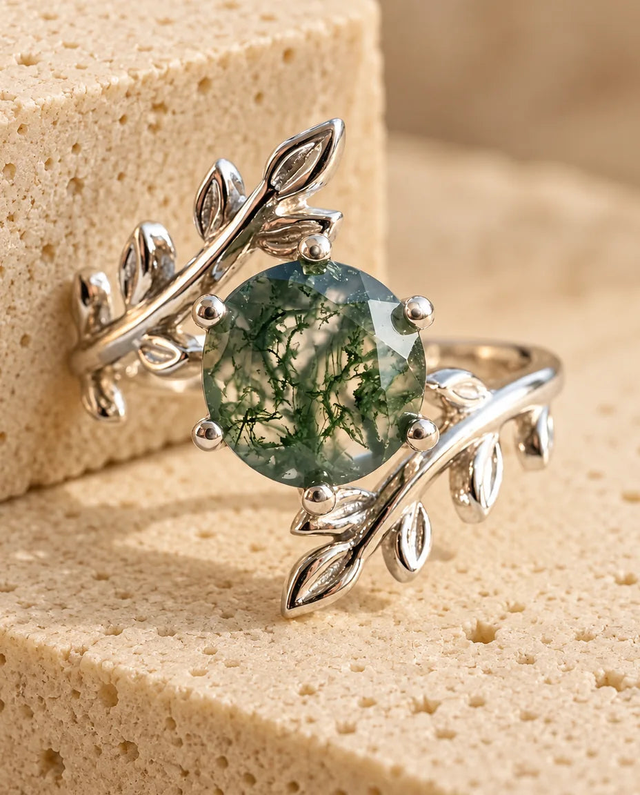 Anillo de ágata musgosa redonda de 8 mm - expuesto sobre un bloque de travertino