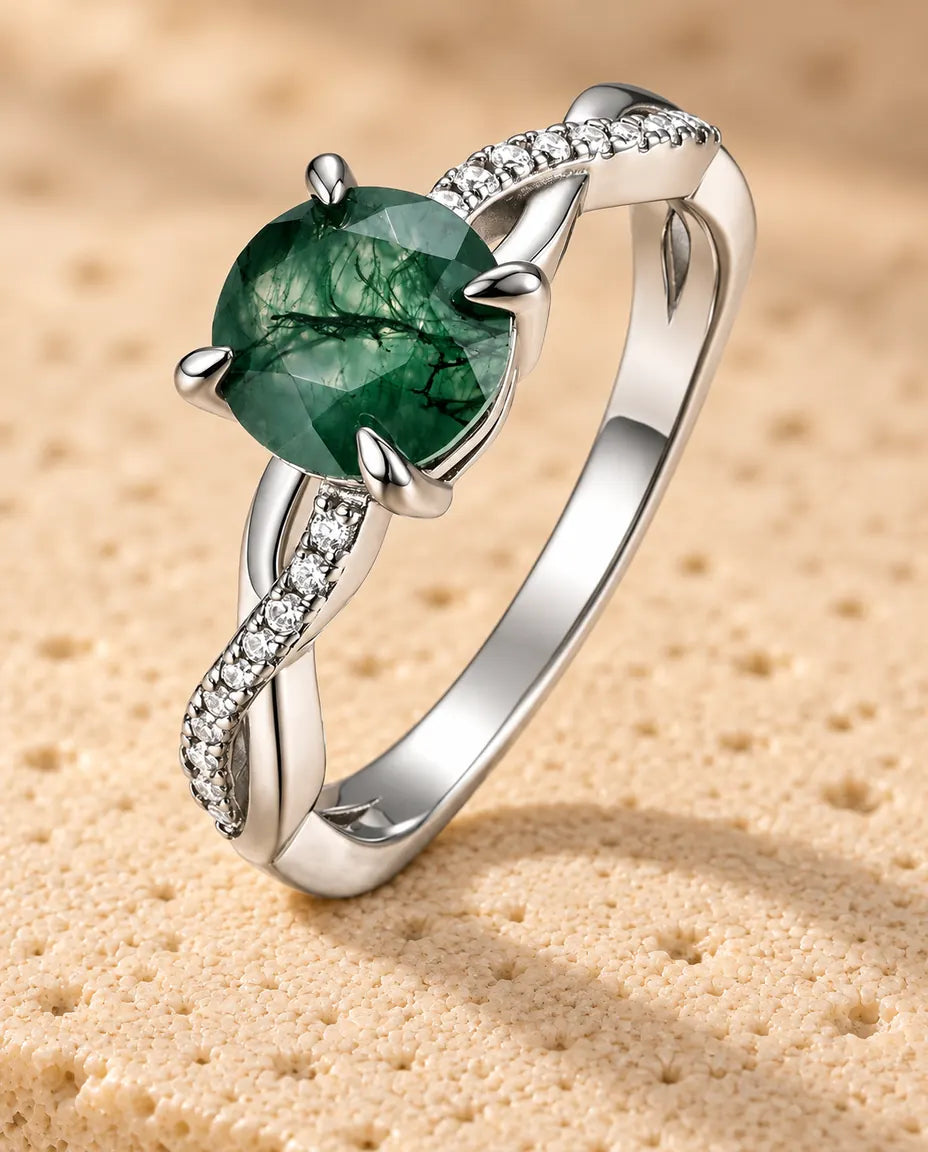 Anillo de Ágata Musgosa Redondo en Plata 925 - de pie sobre una superficie clara con textura