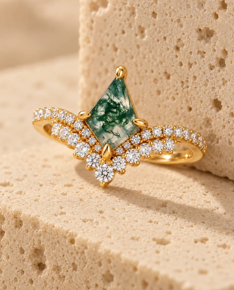 Anillo de ágata musgosa - expuesto sobre un bloque de travertino