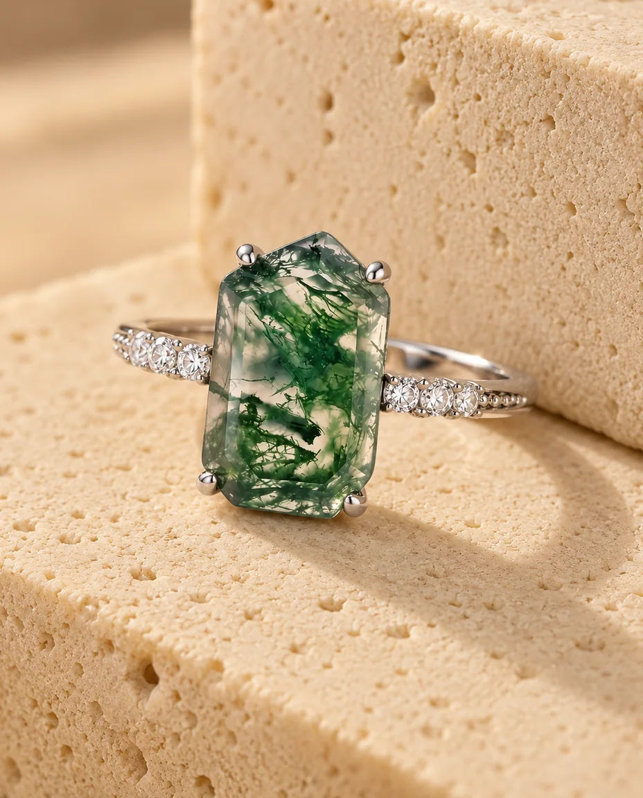 Anillo de ágata musgosa - expuesto sobre un bloque de travertino