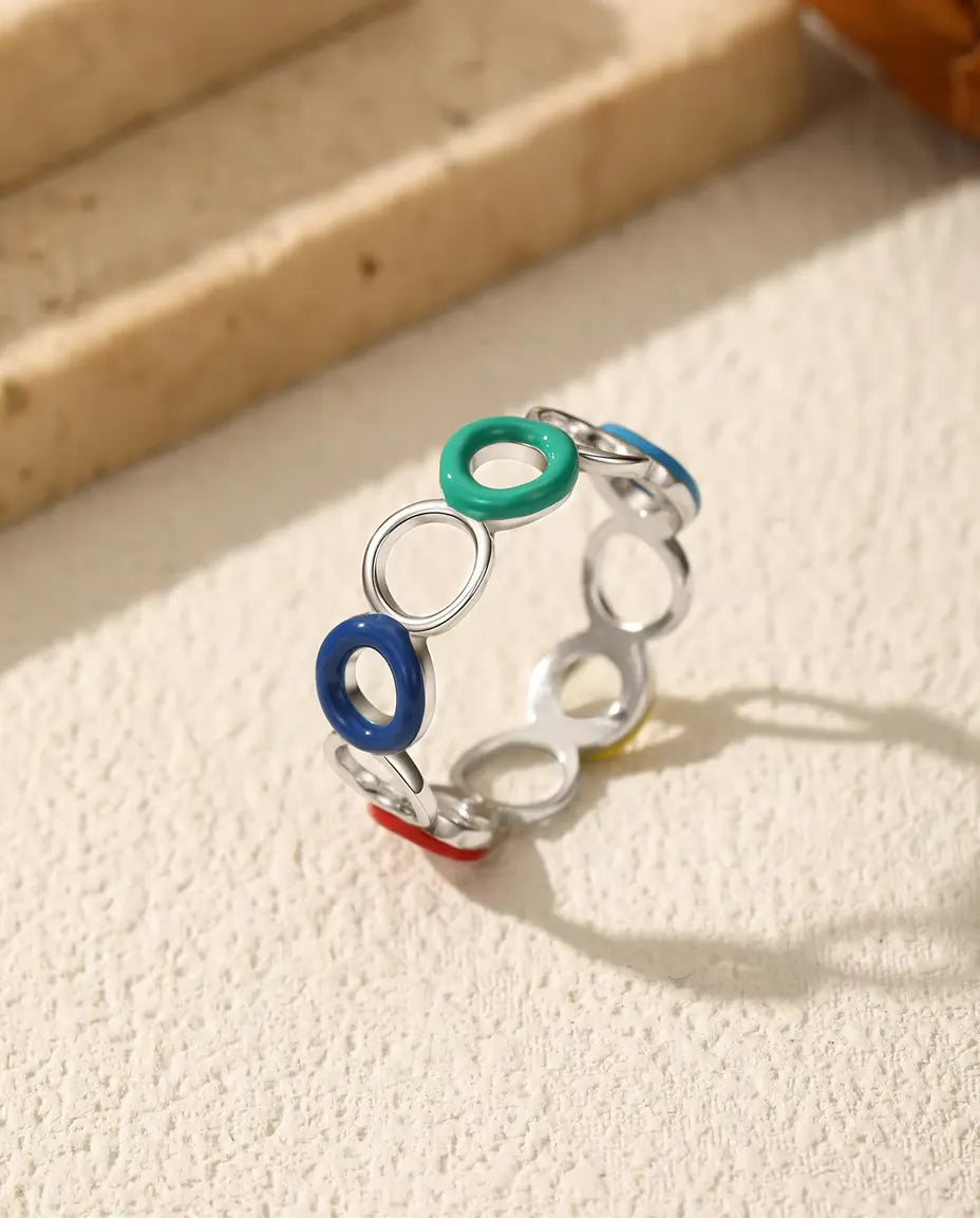 Anillo de Círculos Esmaltados en Plata 925 - de pie sobre una superficie clara con textura