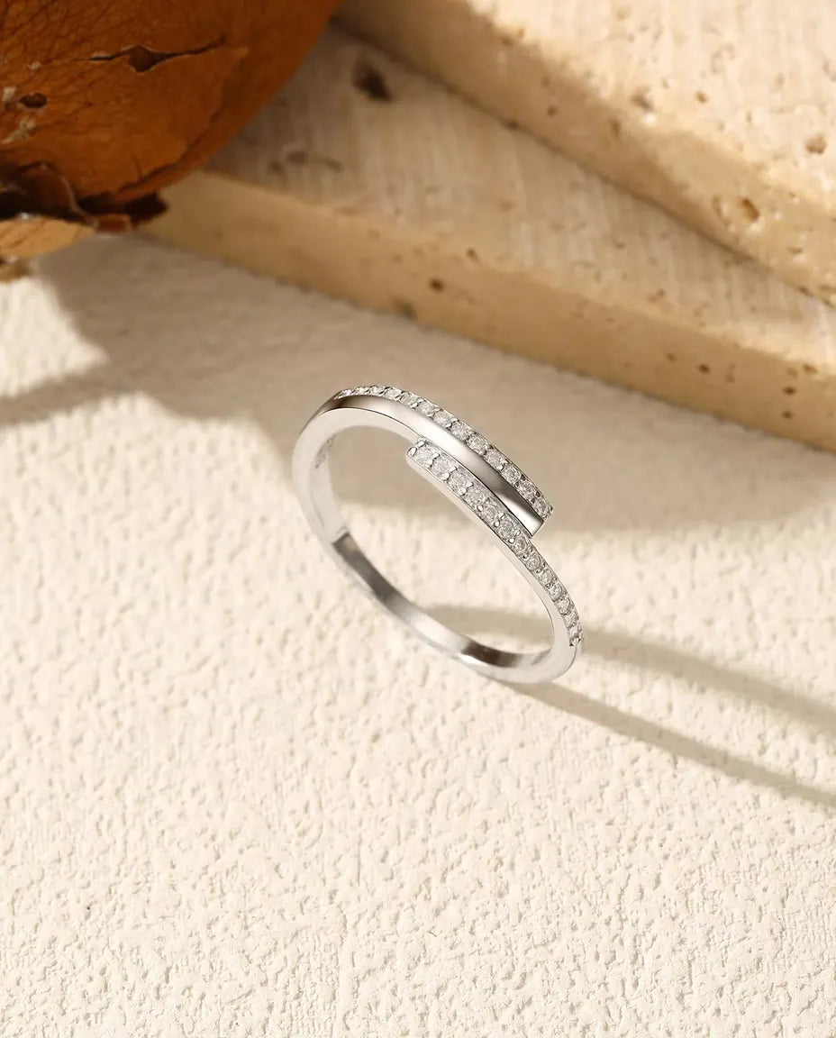 Anillo Cruzado Pavé con Moissanita - veintiséis piedras color D / VVS1 sobre banda de 1,4 mm, plata 925