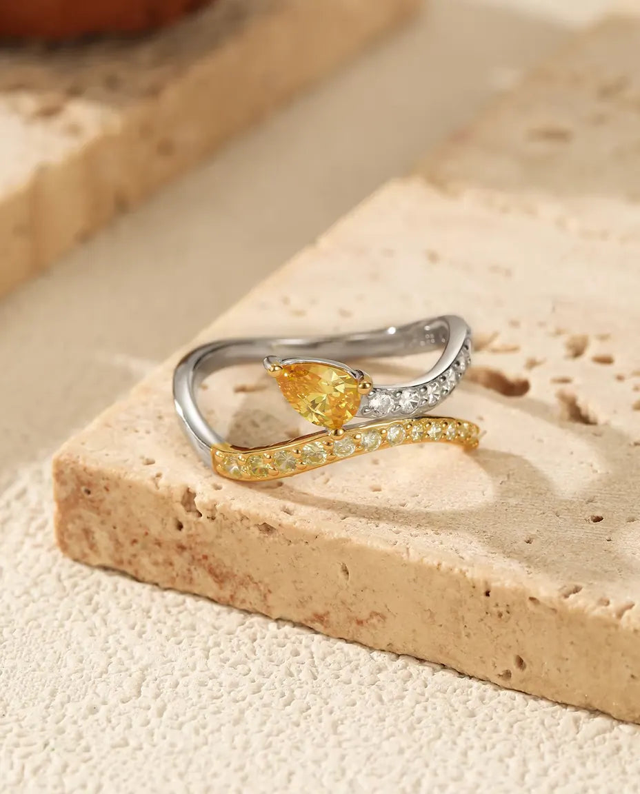 Anillo Cruzado Bicolor - pera amarilla donde se cruzan dos aros en pavé, tallas 5 a 9, plata de ley 925