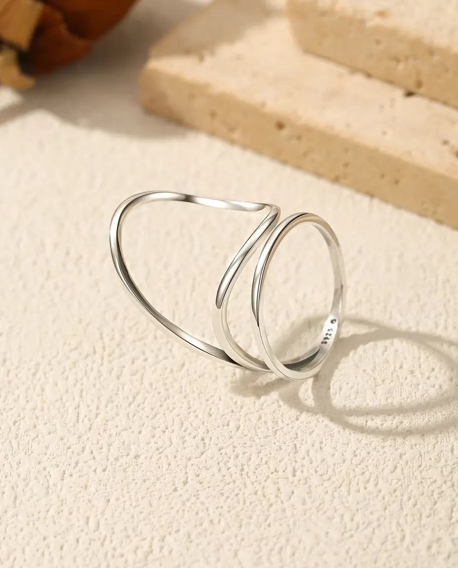 Anillo de Doble Línea Abierta en Plata 925 - visto en ángulo, con el aro a la vista