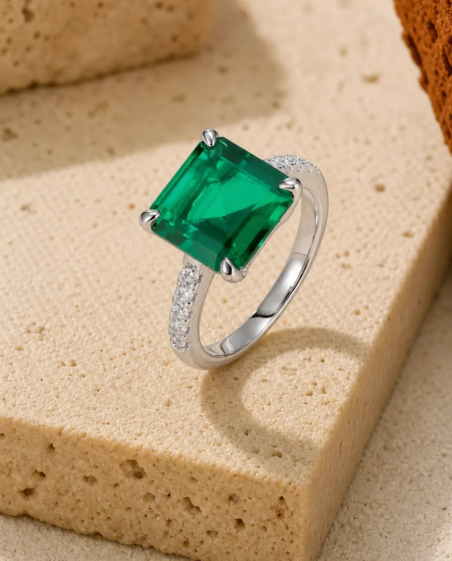 Anillo de esmeralda creada en laboratorio – piedra cuadrada de 10,5 mm sobre aro de circonitas, plata de ley 925
