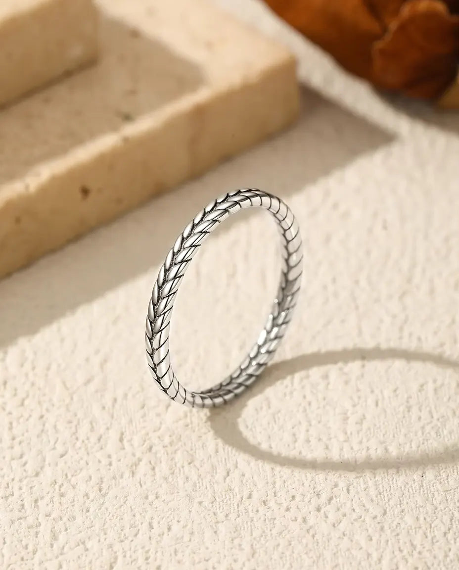 Anillo Espiga en Plata 925 - de pie sobre una superficie clara con textura