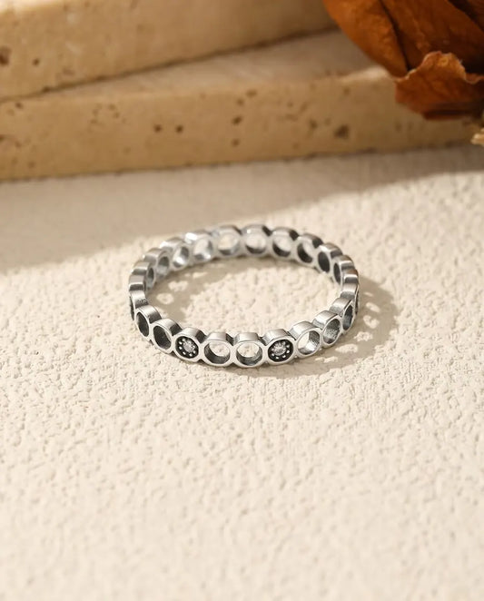 Anillo fases de la luna - círculos calados con dos moissanitas de 0,008 ct en plata 925 oxidada, tallas US 5 a 9