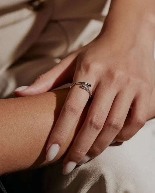 Anillo de Moissanita Abierto Cruzado en Plata 925 - llevado en el dedo de una modelo, primer plano