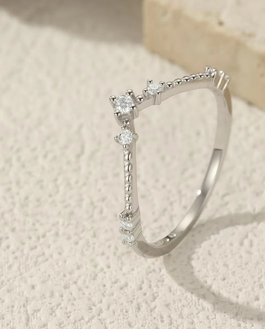 Anillo de moissanita - expuesto sobre un bloque de travertino