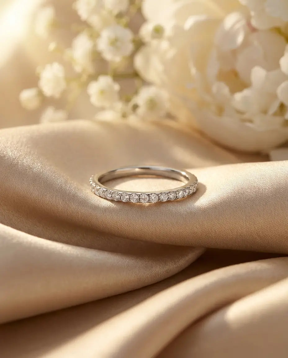 Anillo de moissanita – alianza en pavé de 1,3 mm en plata de ley 925, aro fino y apilable