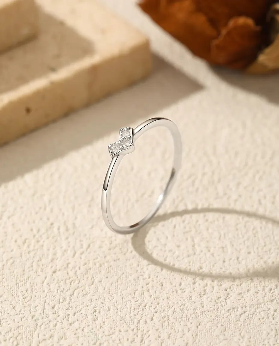 Anillo Moissanita en V - tres piedras redondas de 1,5 mm en chevron sobre banda fina de plata de ley 925, tallas 5 a 9