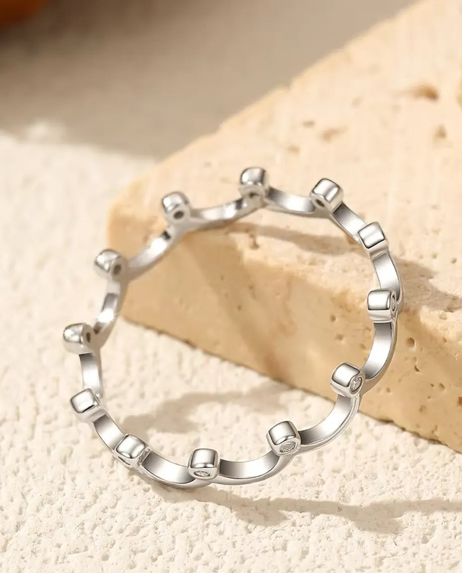 Anillo de moissanita en corona – doce piedras en bisel sobre aro de 3,2 mm, plata de ley 925, tallas 5-9