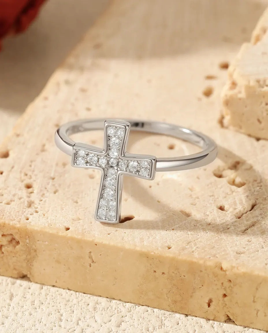 Anillo de moissanita – cruz horizontal pavé de 20 piedras color D, aro fino de plata de ley 925