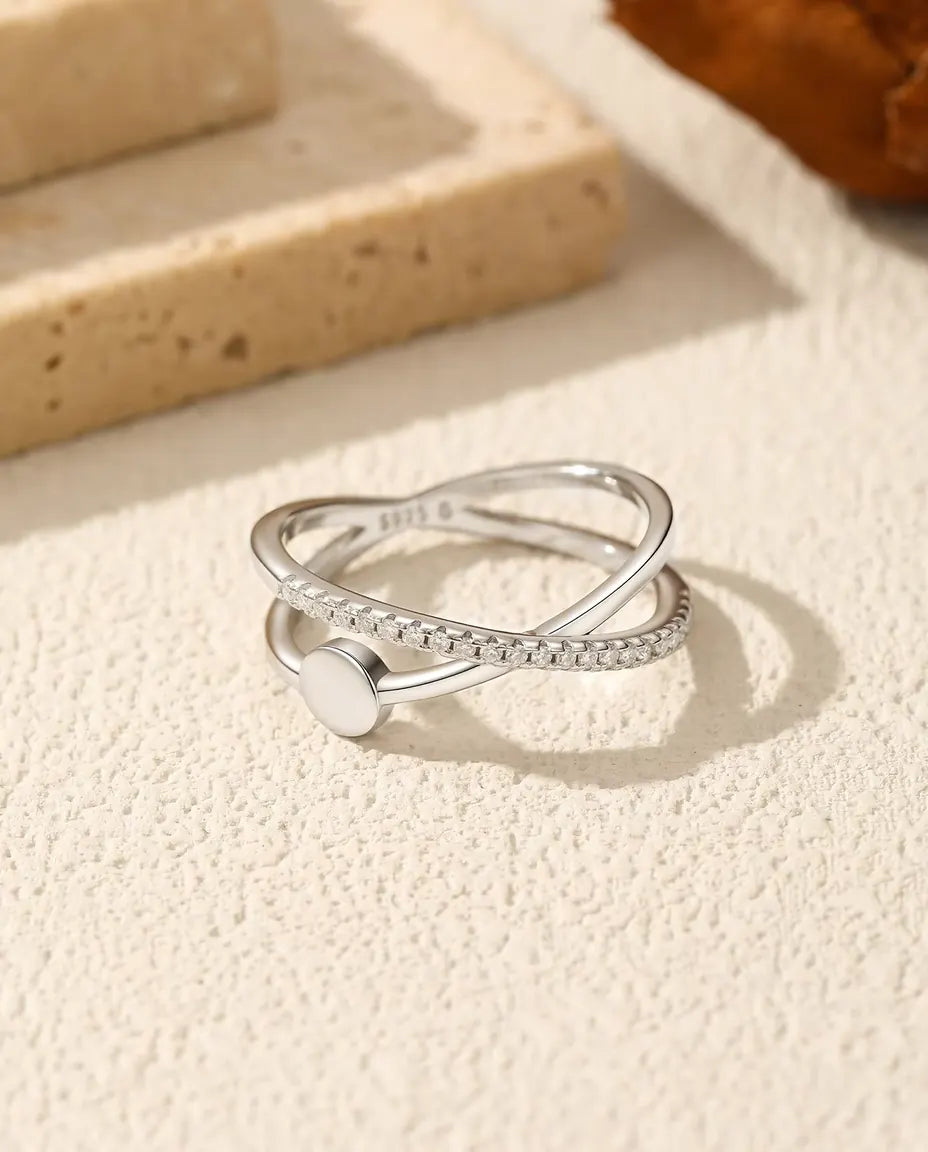 Anillo Moissanita Cruzado - banda en X con pavé y disco pulido de 4,5 mm en plata de ley 925, tallas 5 a 9