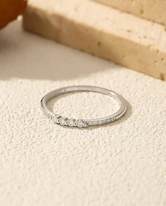 Anillo de moissanita curvado - 16 piedras degradadas sobre banda pavé en curva, plata 925, tallas US 5 a 9