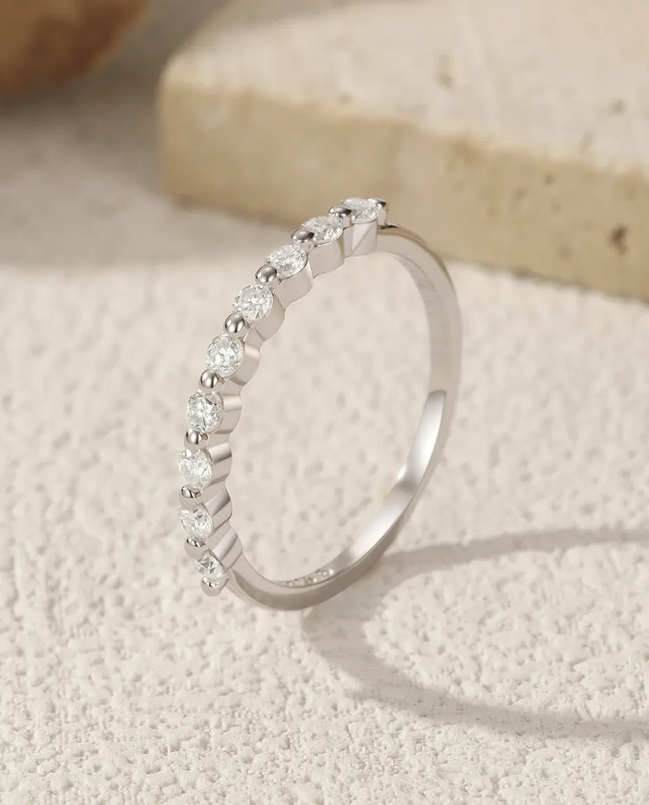Anillo de moissanita – media eternidad en pavé, aro fino apilable de plata de ley 925, brillo de diario