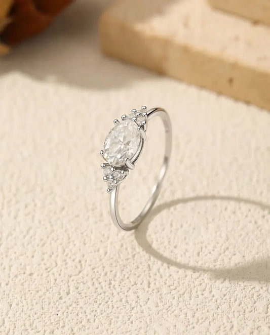 Anillo de Moissanita Ovalada – 1 quilate color D pureza VVS en plata de ley 925, circonitas en los hombros, tallas 9 a 19