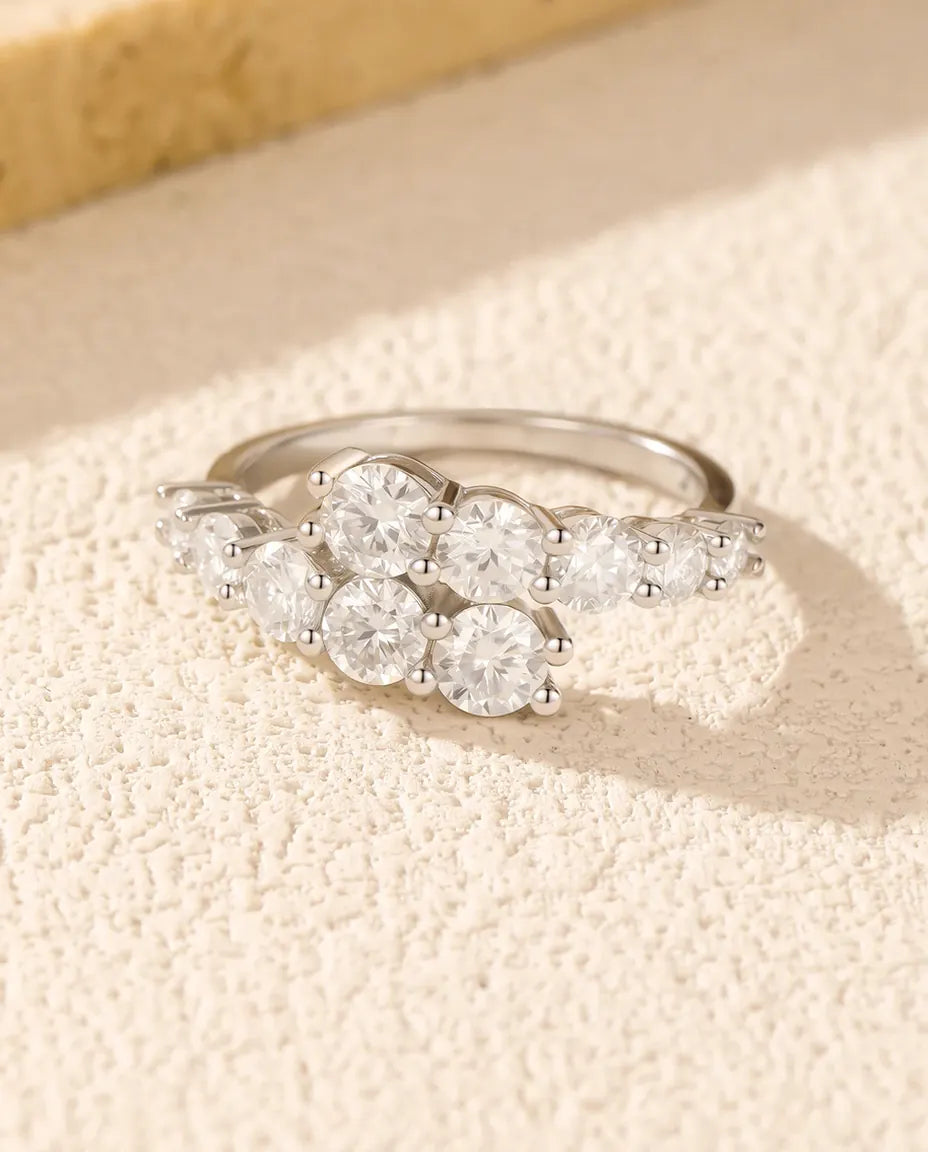 Anillo de moissanita – pavé en degradado hacia el centro, alianza fina de plata de ley 925 para apilar