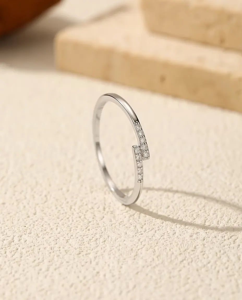 Anillo de Moissanita con pavé desplazado – aro fino apilable con 10 piedras color D en plata de ley 925, tallas 9 a 19