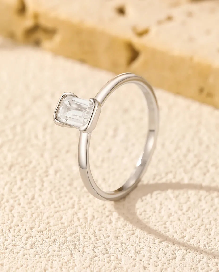 Anillo de moissanita – solitario talla esmeralda de 0,8 ct color D VVS, aro fino de plata de ley 925