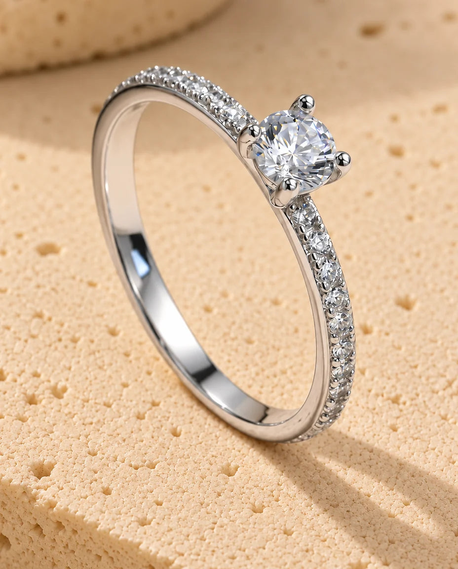 Anillo de moissanita - expuesto sobre un bloque de travertino