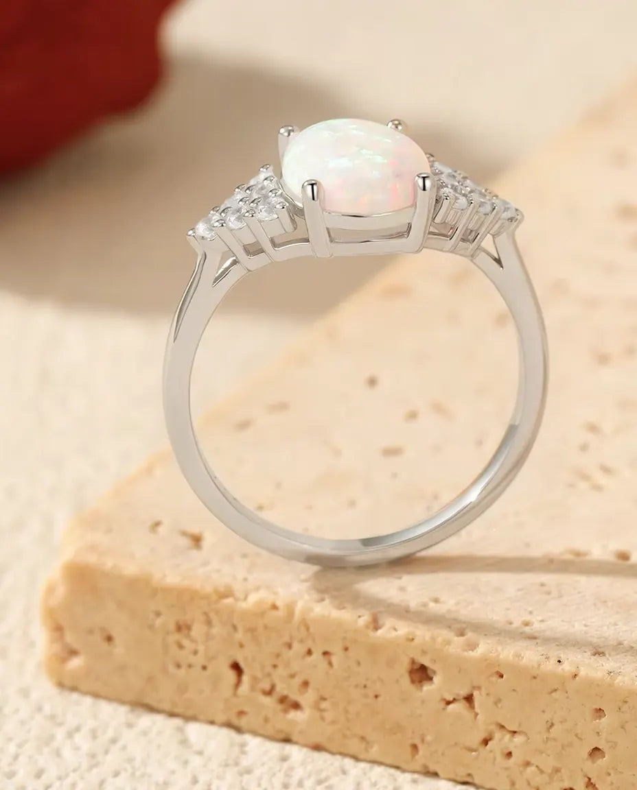 Anillo de Ópalo Ovalado - ópalo blanco de 7 x 9 mm con hombros de pavé, plata de ley 925, tallas 5 a 9