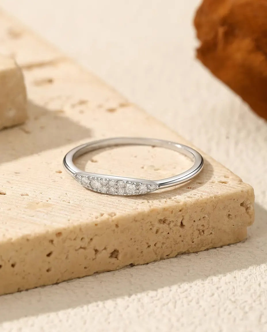 Anillo Pavé Afilado con Moissanita - doce piedras color D / VVS1 sobre 12 mm, plata 925, tallas 5 a 9