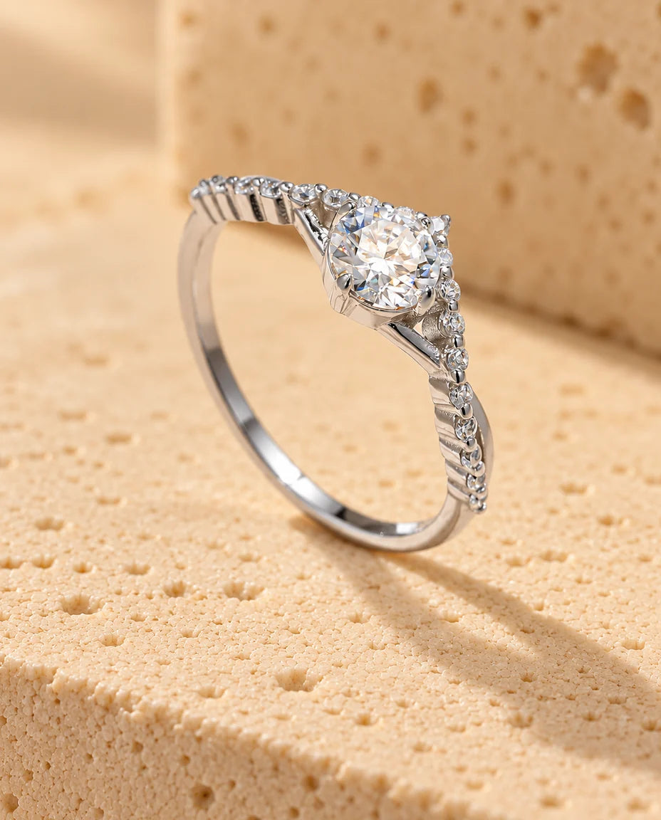 Anillo de moissanita - expuesto sobre un bloque de travertino