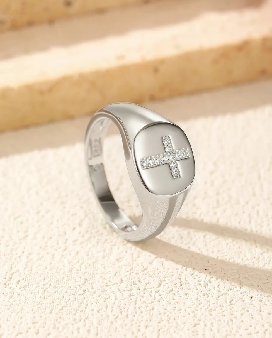 Anillo de sello con cruz de moissanita – placa ovalada pulida de 10 mm, plata de ley 925 unisex