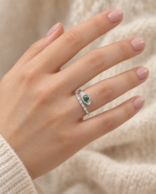 Anillo Serpiente de Ágata Musgosa en Plata 925 - llevado en el dedo de una modelo, primer plano