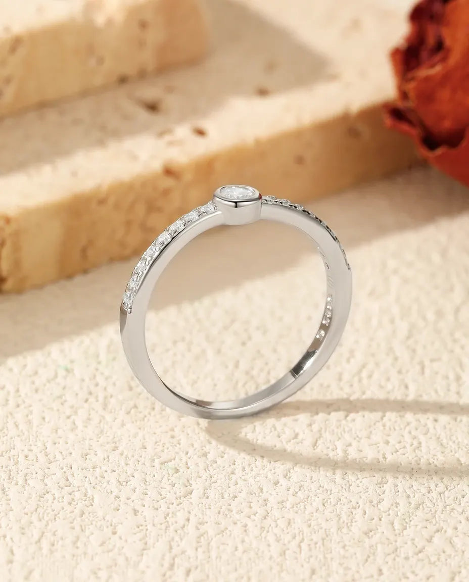Anillo solitario de moissanita en engaste bisel – 0,1 ct color D con hombros pavé, plata de ley 925