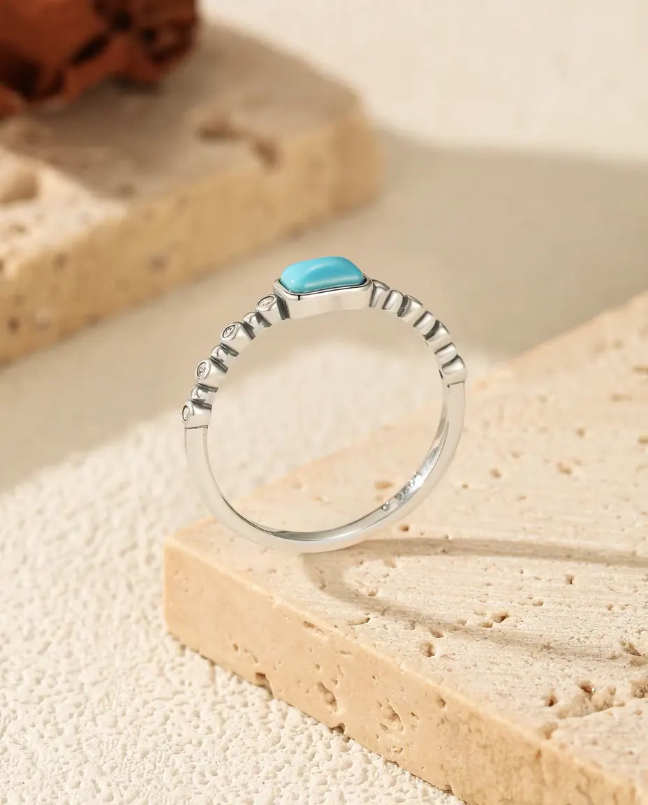 Anillo Turquesa - cabujón rectangular sobre aro perlado con circonitas, tallas 5 a 9, plata de ley 925
