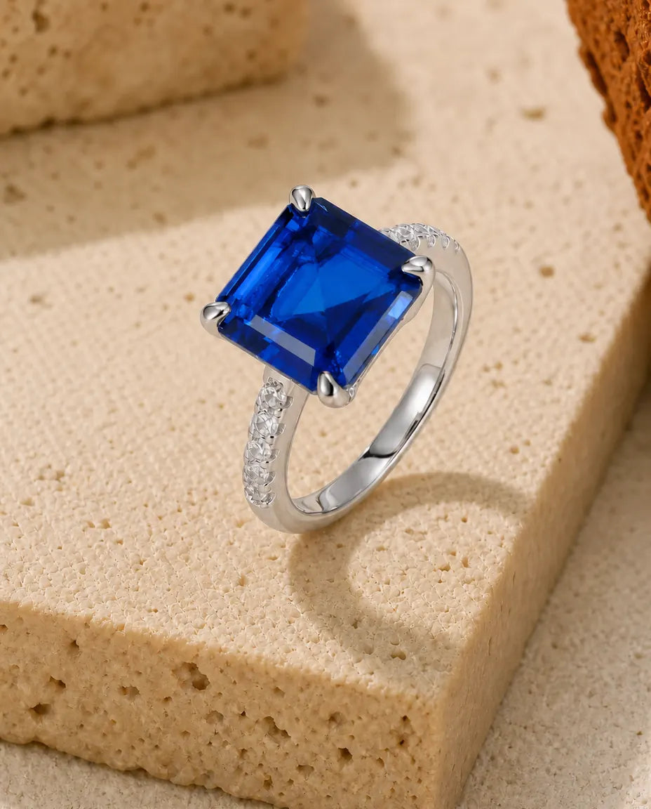 Anillo de zafiro azul cuadrado creado en laboratorio – aro fino en pavé, plata de ley 925, piedra de septiembre