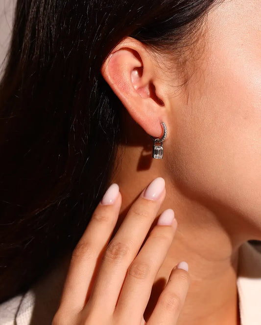 Pendientes de Aro con Candado de Moissanita en Plata 925 - llevados en la oreja de una modelo, primer plano