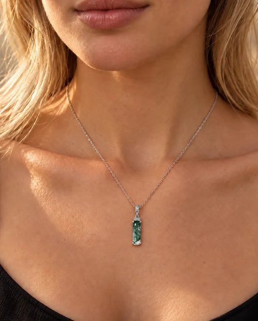 Collar de Ágata Musgosa Barra Larga en Plata 925 - llevado por una modelo, primer plano en la clavícula