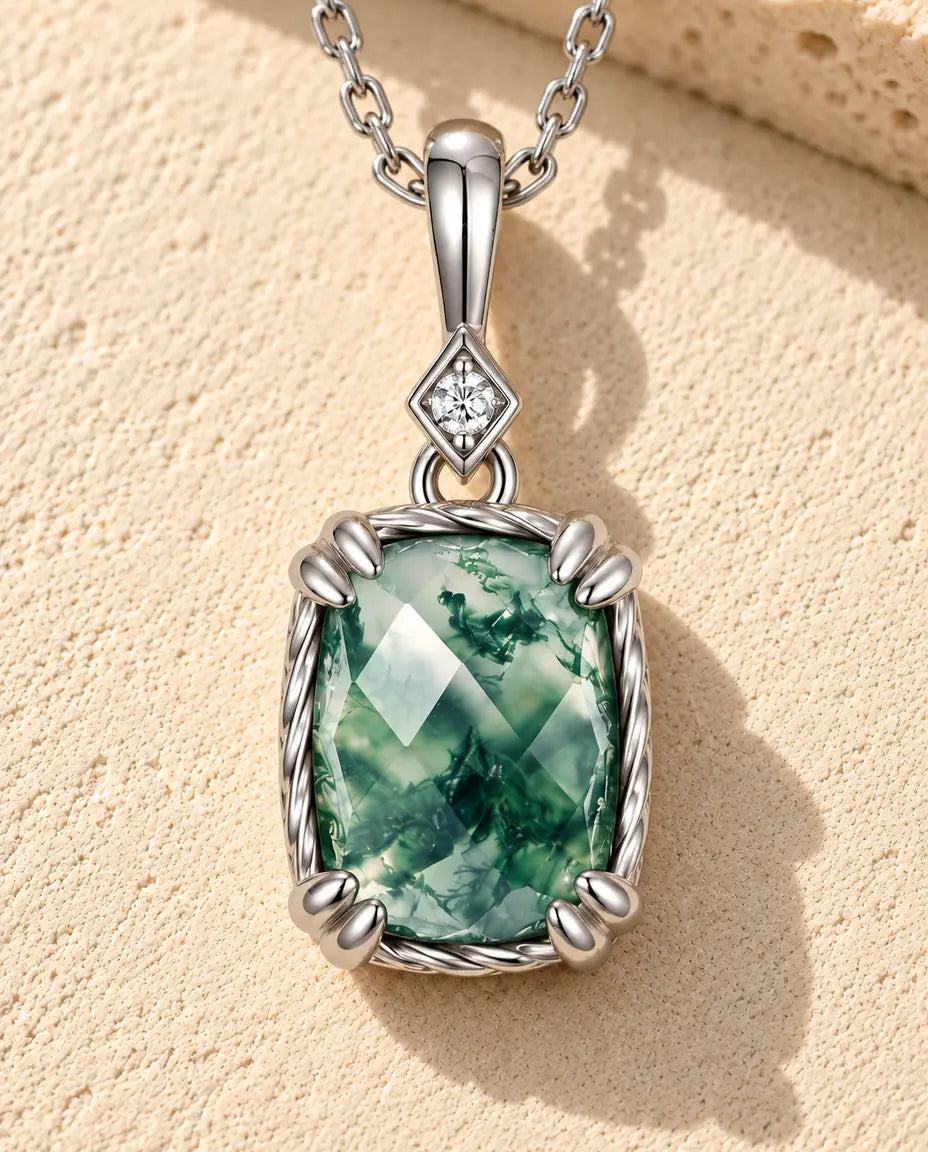 Collar con Colgante de Ágata Musgosa en Plata 925 - sobre una superficie clara con textura junto a un bloque de travertino