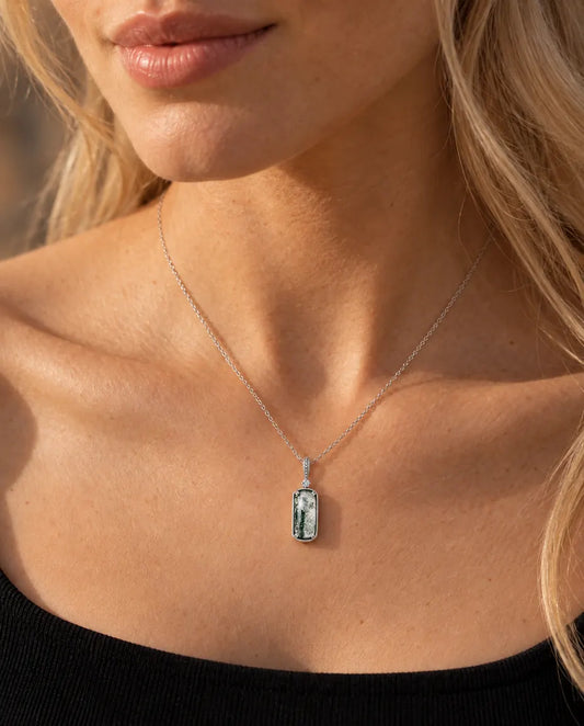 Collar de Ágata Musgosa con Colgante Rectangular en Plata 925 - llevado por una modelo, primer plano en la clavícula