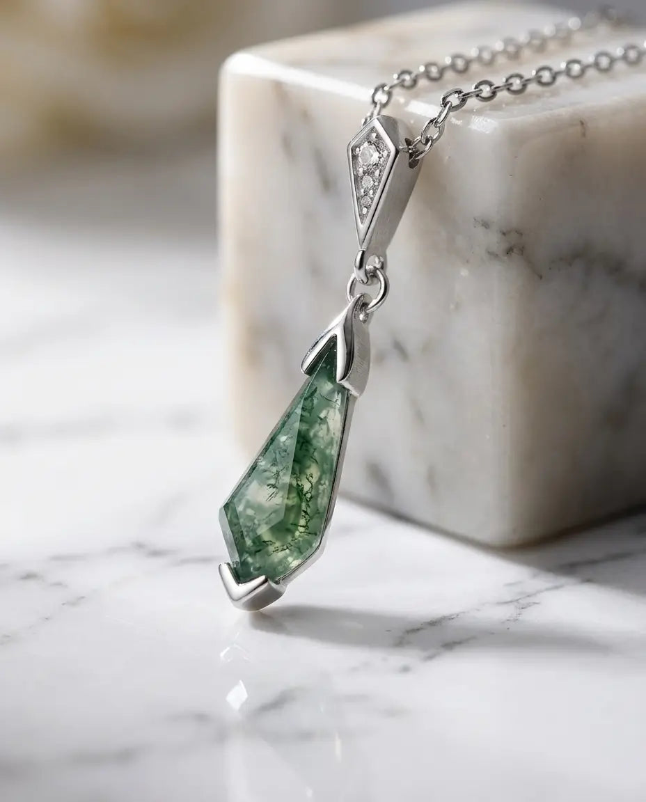 Collar de ágata musgosa – talla cometa alargada de 5x15 mm, estilo art déco en plata de ley 925
