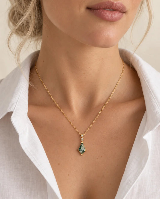 Collar de ágata musgosa - llevado por una modelo