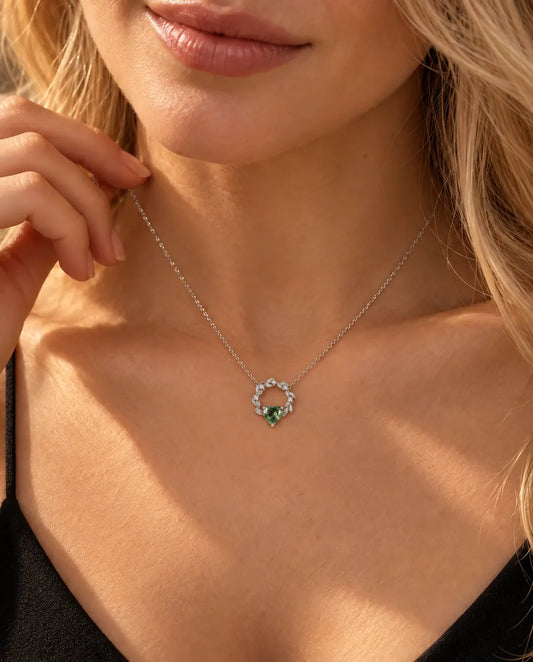 Collar de Corazón de Ágata Musgosa en Plata 925 - llevado por una modelo con la mano en el cuello