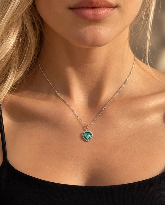 Collar Colgante Corazón de Ágata Musgosa en Plata 925 - llevado por una modelo, primer plano en la clavícula