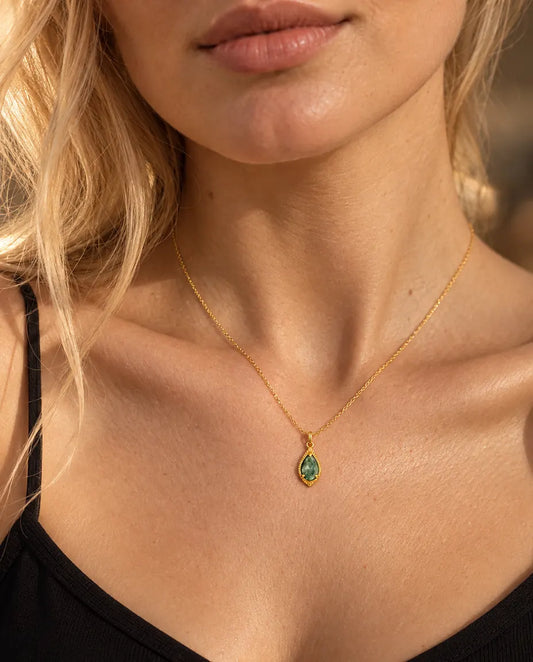 Collar de Ágata Musgosa en Forma de Gota en Plata 925 Chapada en Oro - llevado por una modelo, primer plano en la clavícula